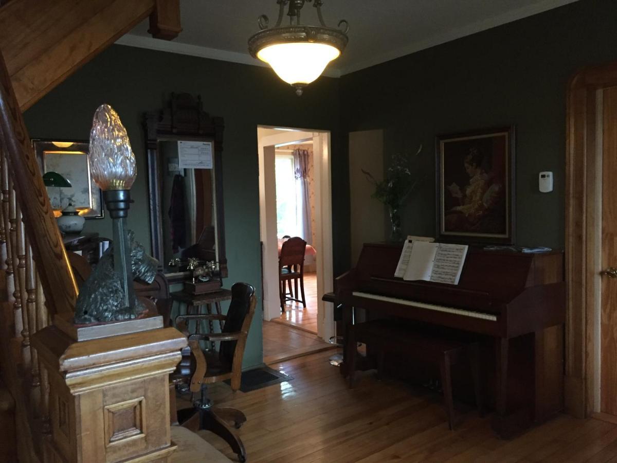 The Yellow House Bed & Breakfast Stanstead Plain Екстериор снимка