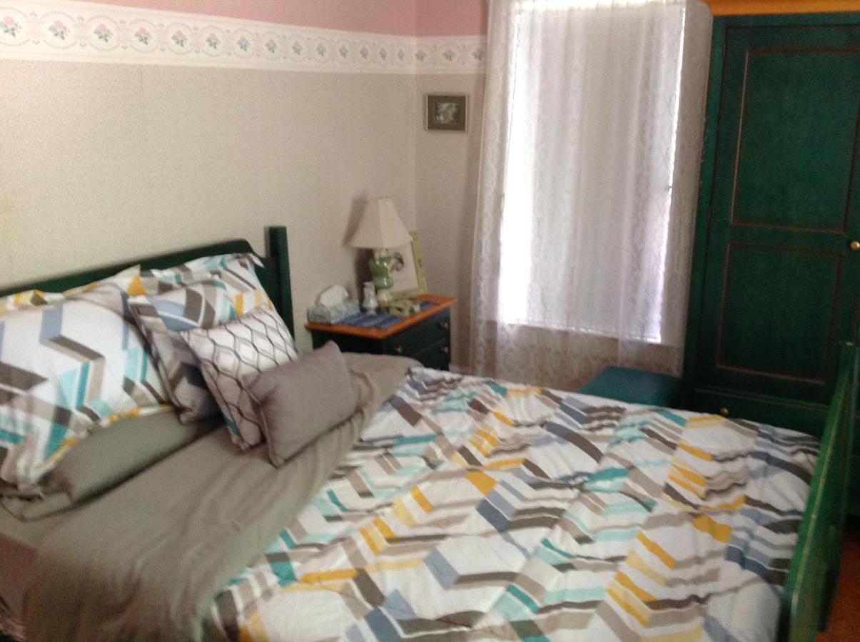 The Yellow House Bed & Breakfast Stanstead Plain Екстериор снимка