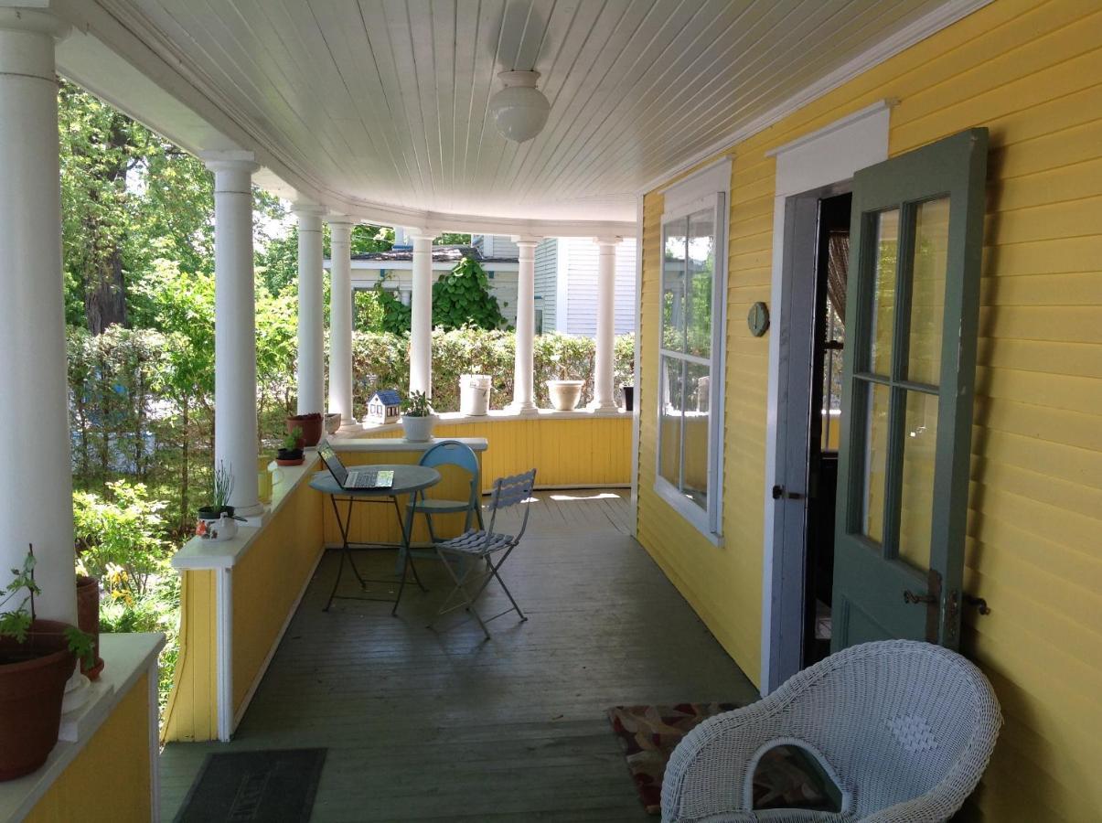 The Yellow House Bed & Breakfast Stanstead Plain Екстериор снимка