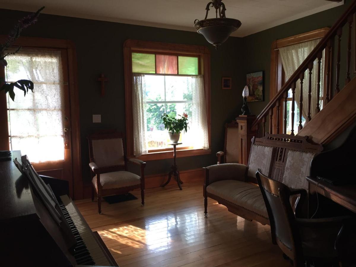 The Yellow House Bed & Breakfast Stanstead Plain Екстериор снимка