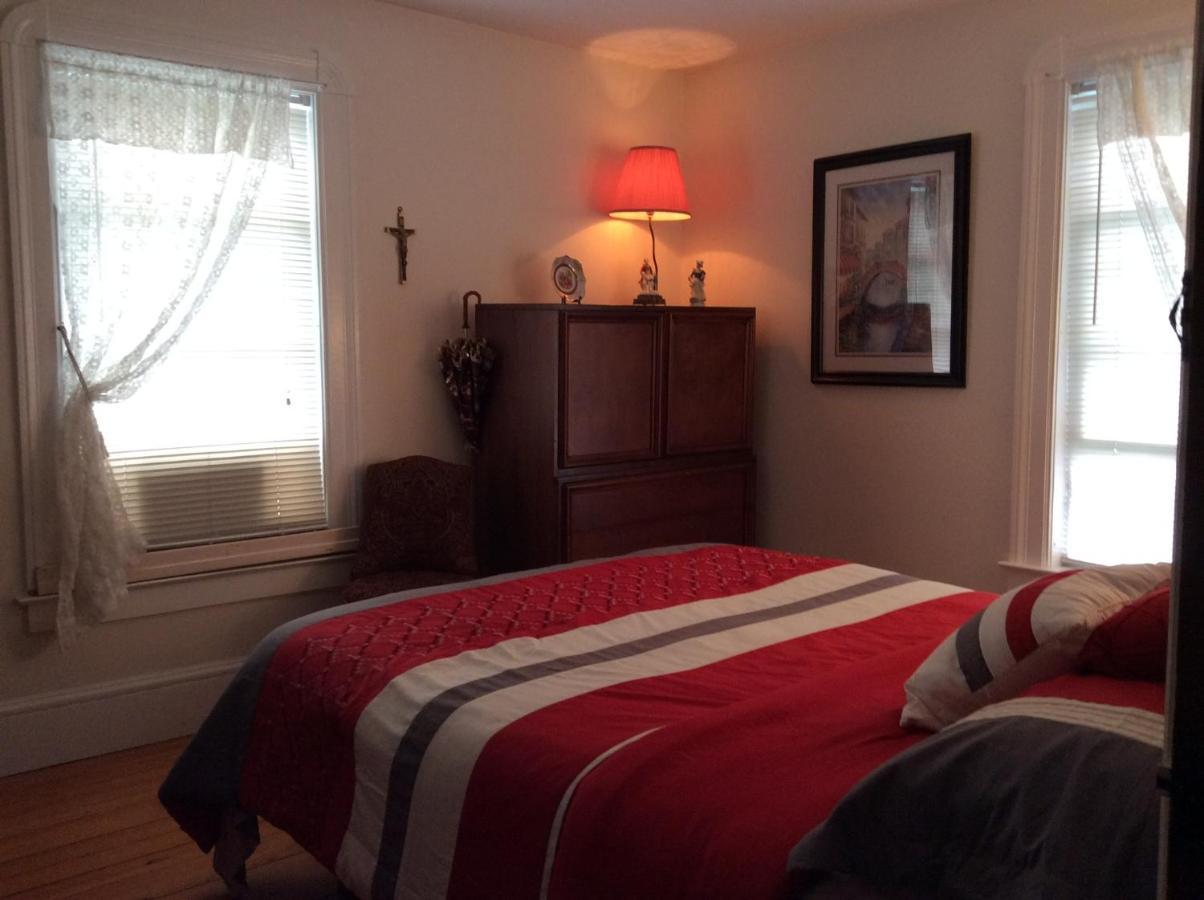 The Yellow House Bed & Breakfast Stanstead Plain Екстериор снимка